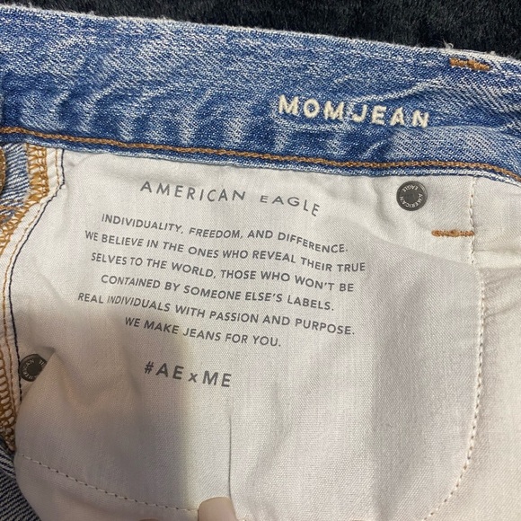 American Eagle Outfitters Blue Mom Jeans Light Wash - Picture 13 of 16